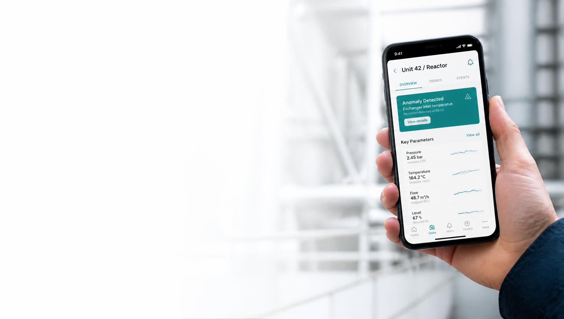 Prozessdaten und KI-Warnmeldung in der App auf dem Smartphone